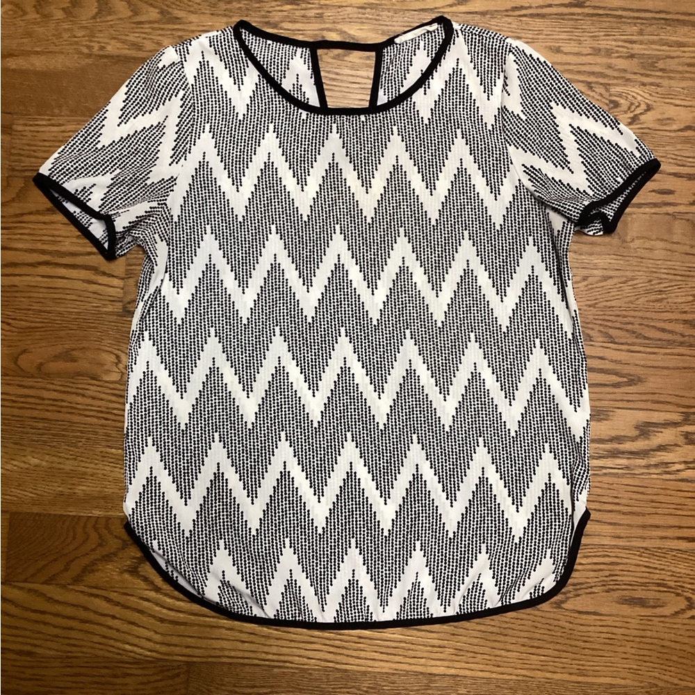 hug black and ivory polyester chic blouse with contrast trim. Size Large